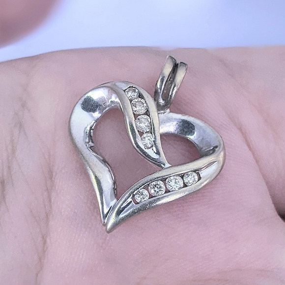 10K solid white gold diamond heart pendant - Picture 3 of 15